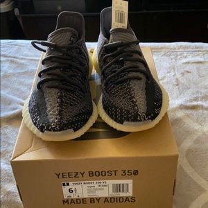 Yeezy boost 350v2 Carbon